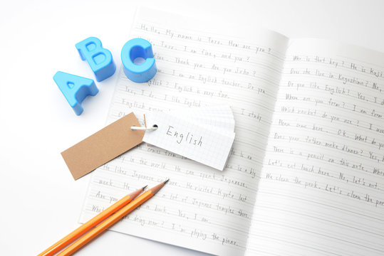 英語教育イメージ―ノートの上のアルファベットのおもちゃ