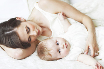 Obraz na płótnie Canvas Mother and baby sleeping