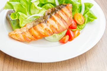 Grill salmon salad