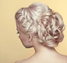 Coiffure de mariage de beauté. Mariée. Fille blonde aux cheveux bouclés