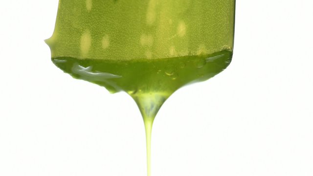 Aloe vera Gel tropft aus einem Aloe Blatt