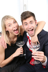 lustiges Pärchen macht Party