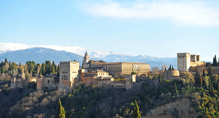 Fototapeta na wymiar Alhambra w Granadzie, Sierra Nevada, Hiszpania, Andaluzja