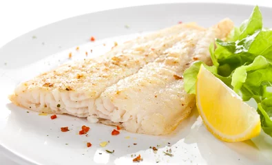 Crédence de cuisine en verre imprimé Plats de repas Fish dish - fried fish fillet with vegetables