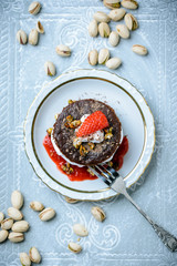Veganes Törtchen mit Sojacreme,Erdbeeren und Pistazien