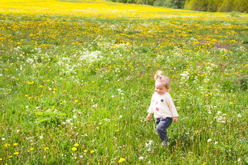 Petite fille dans les champs