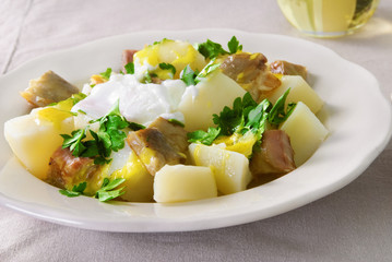 Potato salad with smoked mackerel, parsley and mustard sauce