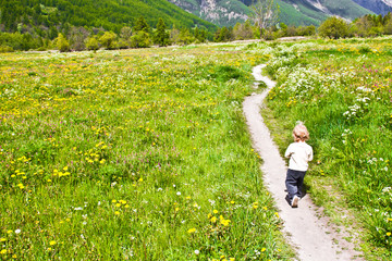 Petite fille sur sentier de montagne