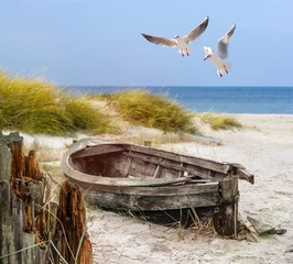 Foto auf Acrylglas altes Fischerboot, Möwen, Strand und Meer © Visions-AD