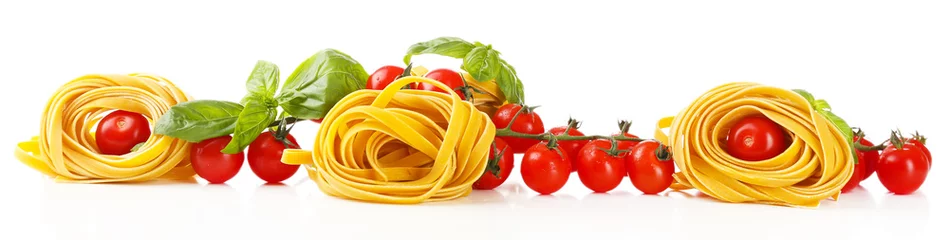 Fototapete Küche Rohe hausgemachte Pasta und Tomaten, isoliert auf weiss