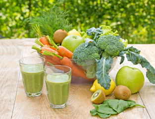 Green smoothie (healthy organic drink)