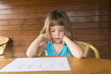 Naklejka premium Little girl drawing