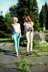 Obraz premium Fashionable two girls.
