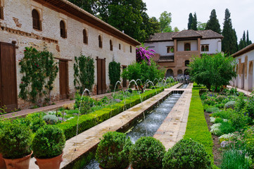 Fototapeta na wymiar Generalife w Pałacu Alhambra w Granadzie, Hiszpania
