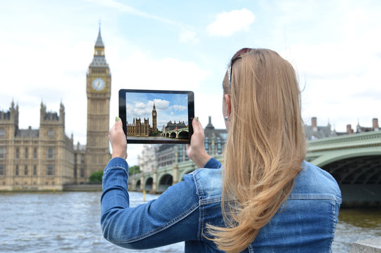 Big Ben on the screen of a tablet pc