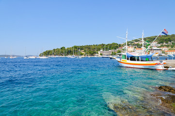 Fototapeta na wymiar Portu Hvar i Adriatyku w Chorwacji