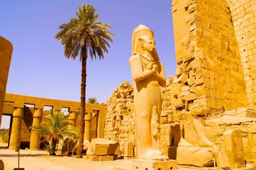 Schilderijen op glas Ramses-standbeeld in Luxor, Egypte © jankost