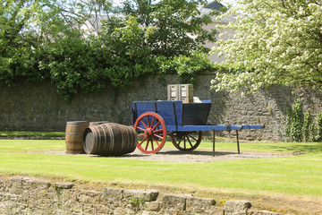 Obraz premium Charrette et des fûts