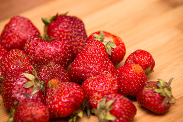  red strawberries on wooden table