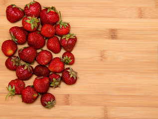  red strawberries on wooden table