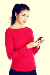 Naklejka premium Young woman useing a modern mobile