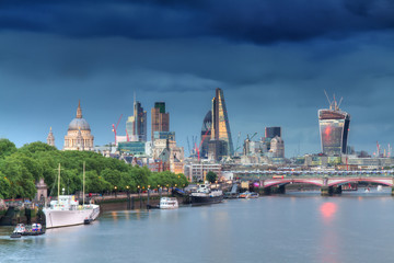 Fototapeta na wymiar Cityscape of London during a thunderstorm