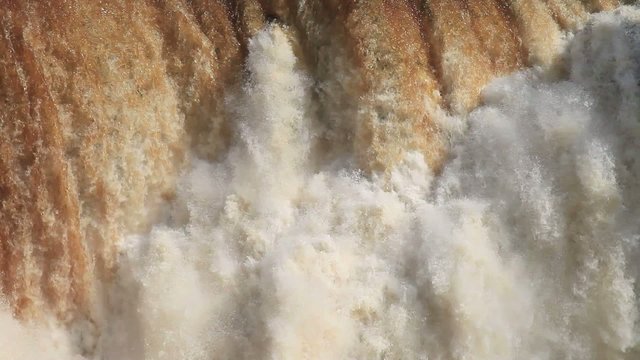 Wassermassen an einem Wasserfall