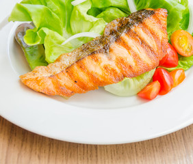 Grill salmon salad