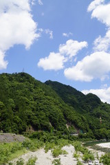 Obraz premium 新緑の山並みと清流天竜川