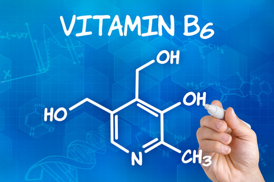 Hand zeichnet chemische Strukturformel von Vitamin B6