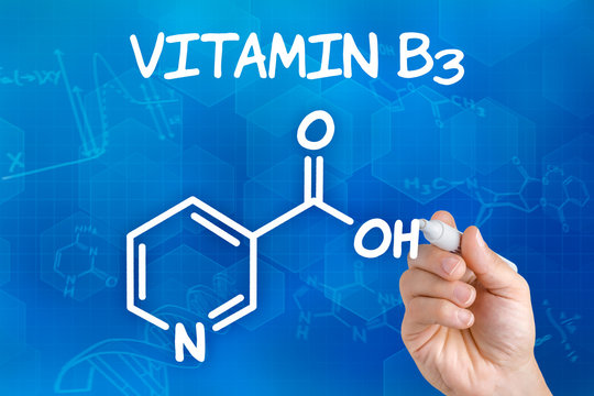 Hand zeichnet chemische Strukturformel von Vitamin B3