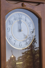 Fototapeta na wymiar Drewniany zegar w stylu retro z refleksją