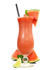 Cocktail mit Wassermelone und Minze © ExQuisine
