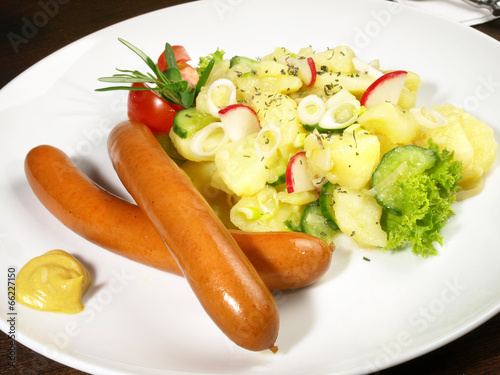&amp;quot;Wiener Würstchen mit Kartoffelsalat&amp;quot; Stockfotos und lizenzfreie Bilder ...