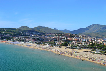 Fototapeta na wymiar Spiaggia di Serapo vista dalla Montagna Spaccata
