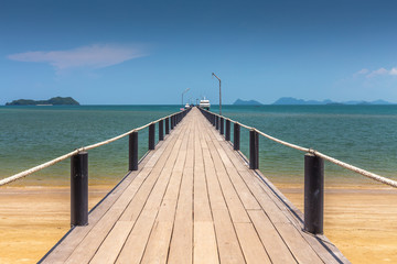 Obraz premium wooden bridge at a beautiful beach on sunny day