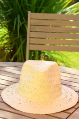 chapeau de paille sur table en bois dans jardin