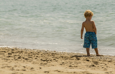 Niño en la orilla de la playa