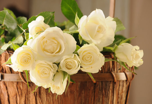 Białe róże w koszyku © Justyna Kaminska