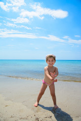Bambina al mare che gioca