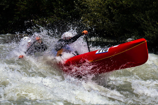 canoa sulle rapide di un torrente