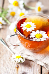 Obraz na płótnie Canvas filiżanka herbaty z kwiatów rumianku