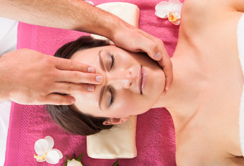 Obraz na płótnie Canvas Woman Receiving Head Massage In Beauty Spa