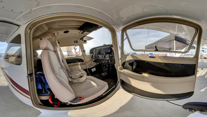 Cessna model 172R .wide angle