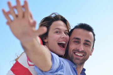 Naklejka premium happy young romantic couple have fun relax