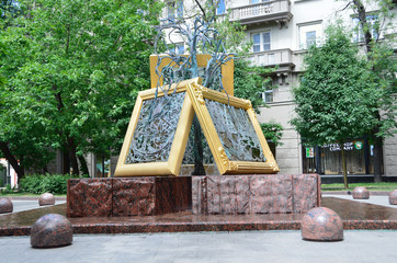 Fototapeta na wymiar Фонтан в честь 150-летия Третьяковской галереи, Москва
