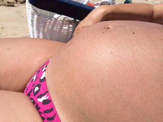 Embarazada tomando el sol