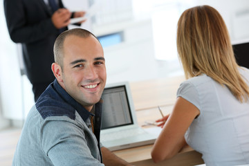 Obraz premium Young man attending management training class