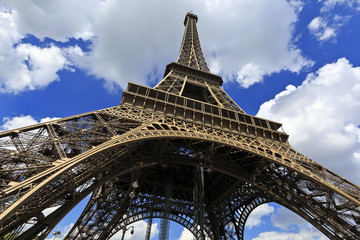 Fototapeta na wymiar Tour Eiffel, Wideangle Street view - Paris