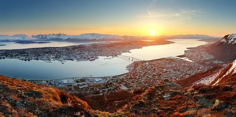 Fotobehang Scandinavië Noorwegen stadspanorama - Tromso bij zonsondergang